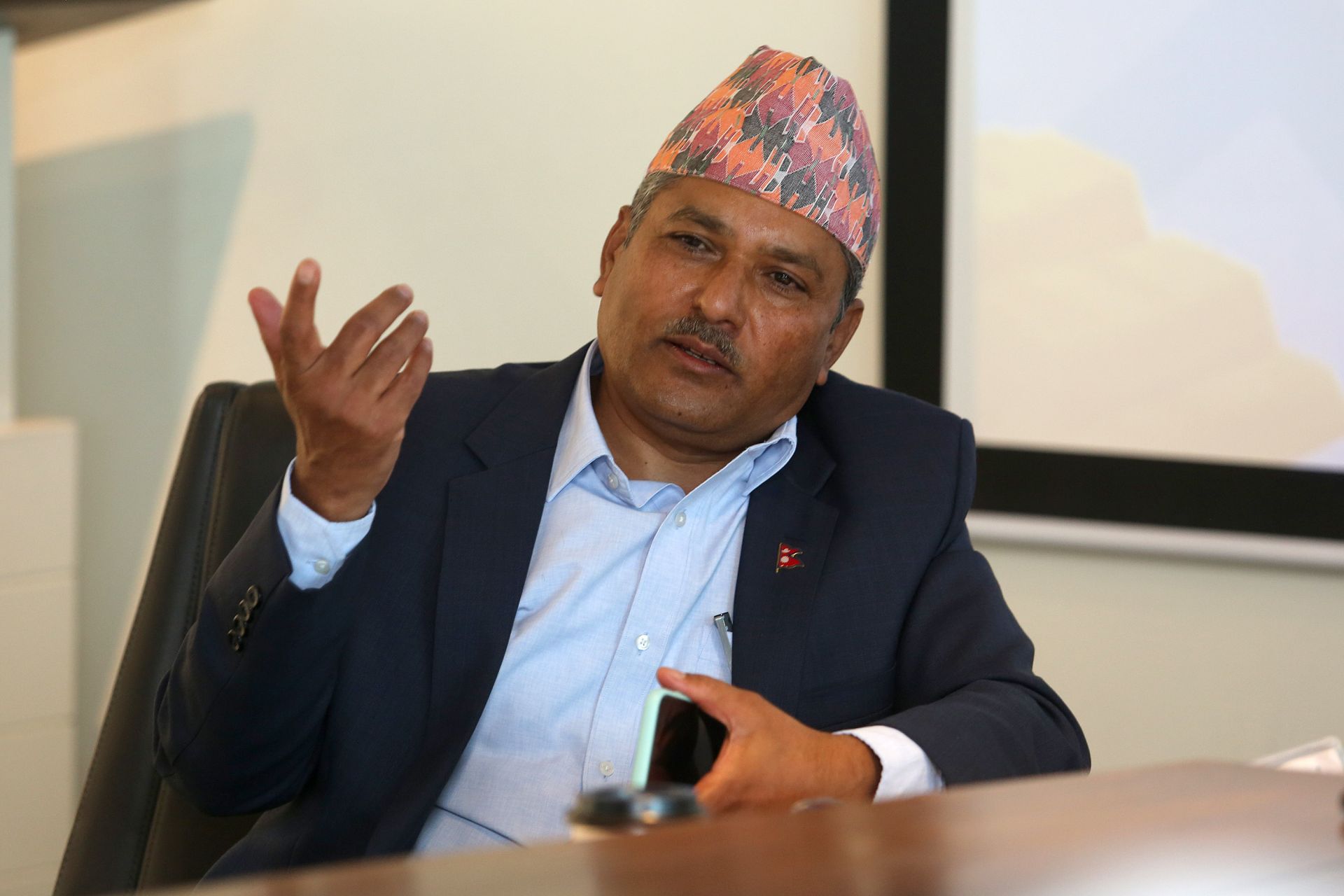 अर्थतन्त्रमा पनि मान्छेको जीवनमा जस्तै उतारचढाव आउँछ:  गभर्नर अधिकारी 